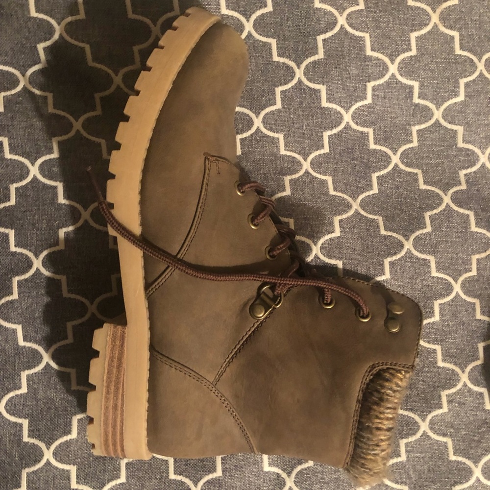 Brown Lace Up Combat Boots! Perfect for Fall🍁🍂 - Picture 5 of 6